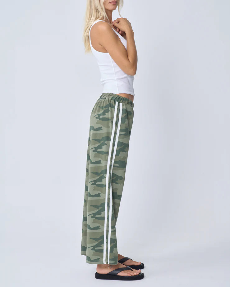 NEAR THE SEA - Camo Track pant - CAMO