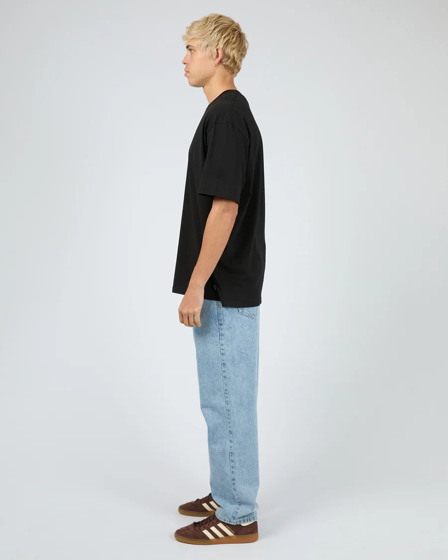 SILENT THEORY - Essential Fit Tee - BLACK