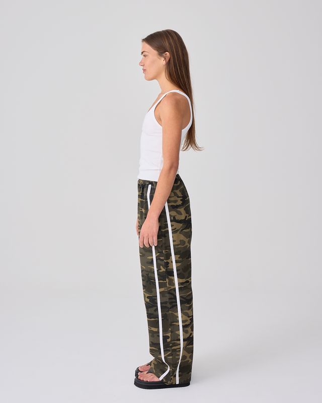 NEAR THE SEA - Linen Racer Pant - Camo