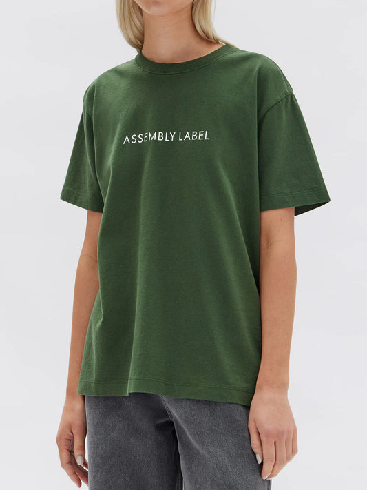 ASSEMBLY LABEL - Everyday Organic Logo Tee - Forest White