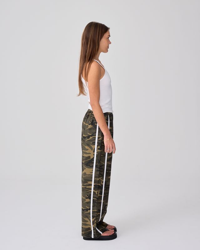 NEAR THE SEA - Linen Racer Pant - Camo