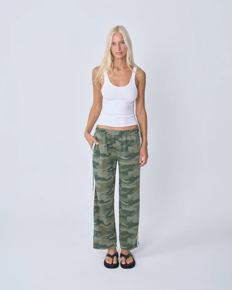 NEAR THE SEA - Camo Track pant - CAMO