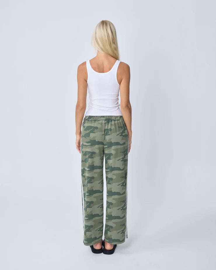 NEAR THE SEA - Camo Track pant - CAMO