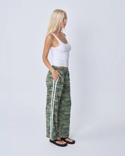 NEAR THE SEA - Camo Track pant - CAMO