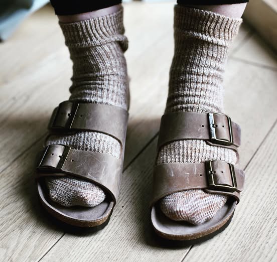 GENUINS - Hawaii Oiled Leather Sandal - BROWN