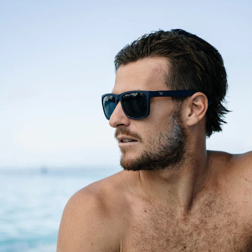 I-SEA EYEWEAR - WYATT - BLACK / SMOKE POLARISED LENS