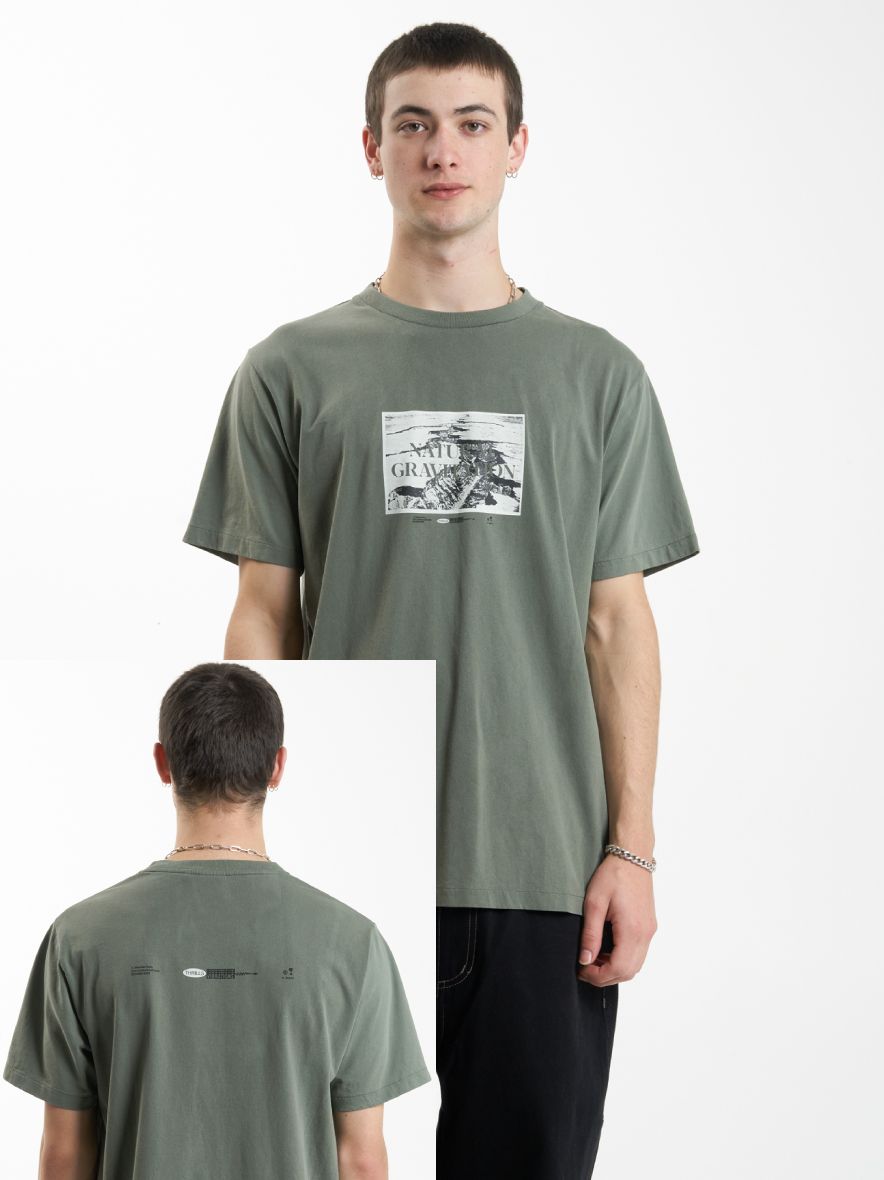 THRILLS - GRAVITATING NATURALLY MERCH FIT TEE - THYME