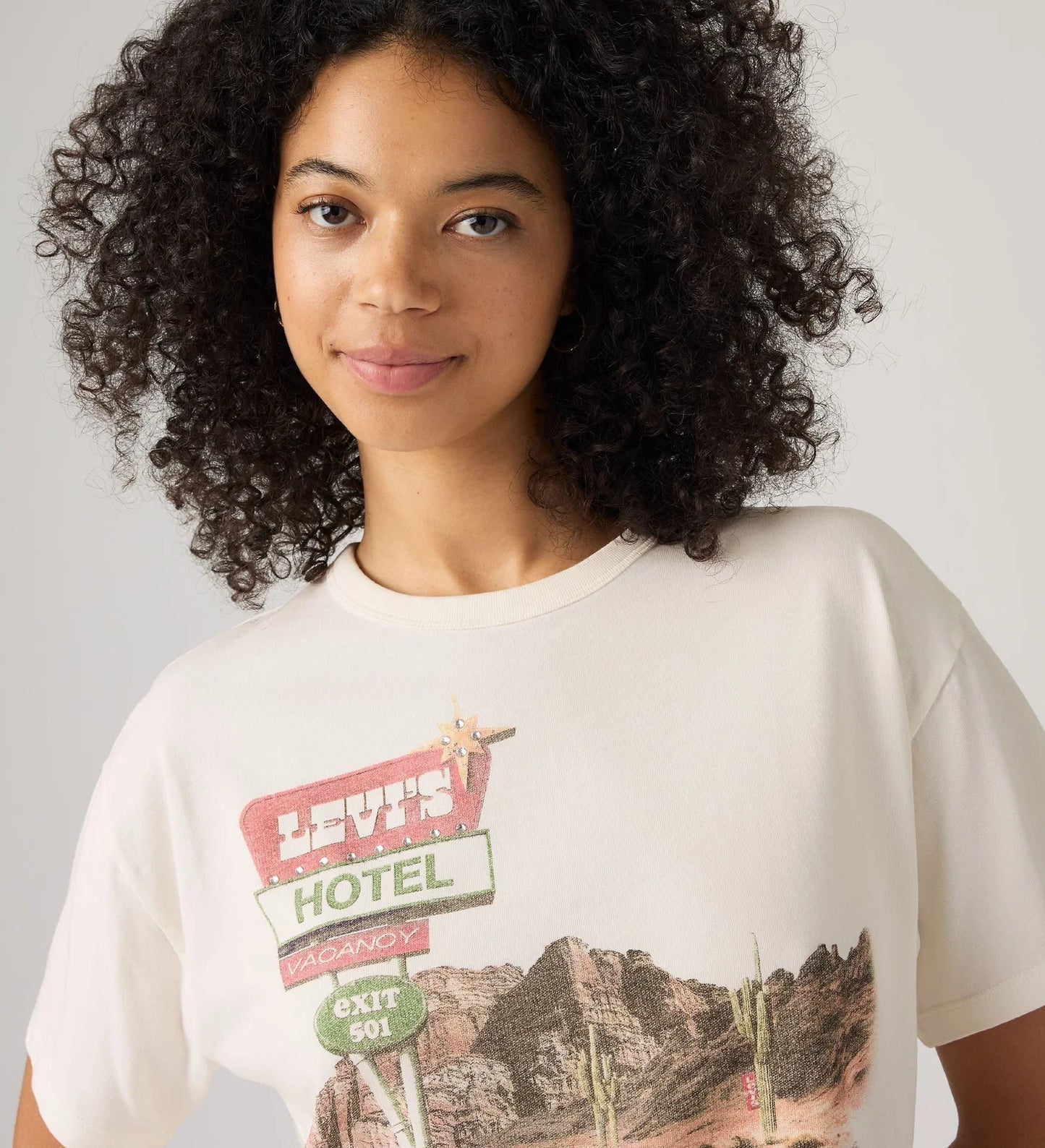 LEVI'S - Women's Vintage Levi's Hotel Graphic Tee